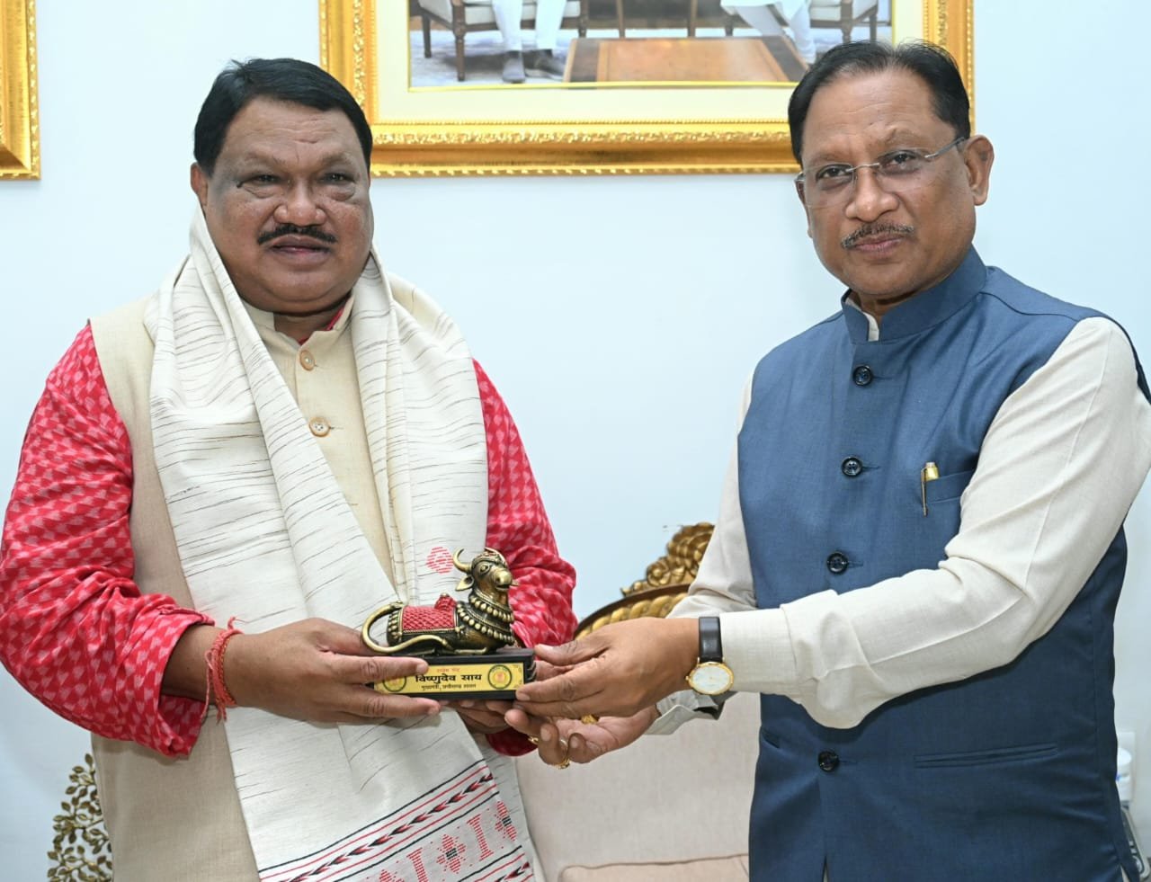 CM साय से केंद्रीय जनजातीय कार्य मंत्री श्री जुएल ओराम ने की सौजन्य मुलाकात CM साय से केंद्रीय जनजातीय कार्य मंत्री श्री जुएल ओराम ने की सौजन्य मुलाकात