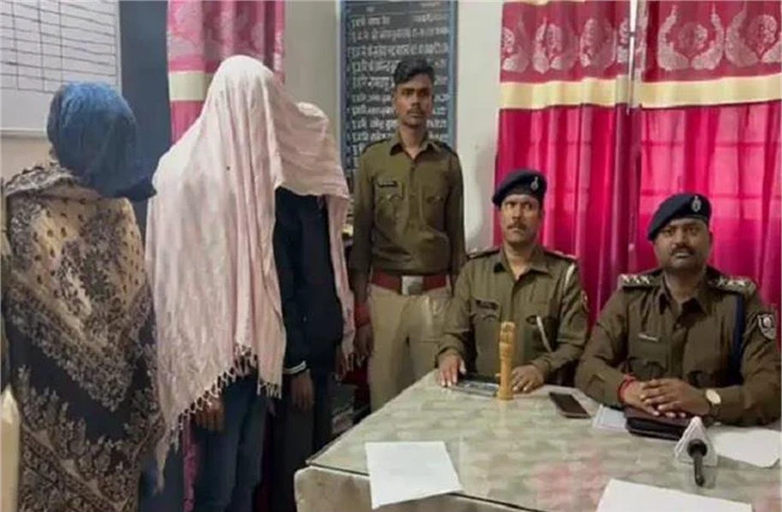 बेटे-पत्नी के अवैध संबंध आपत्तिजनक हालत में देख पिता ने कर दी पिटायी