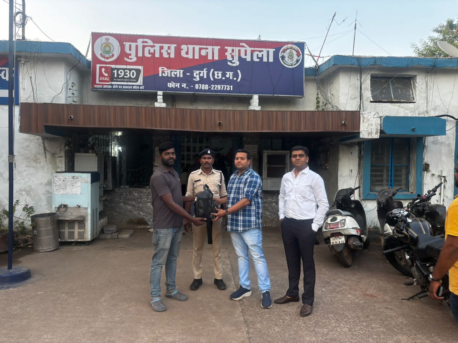 व्यापारी का 5 लाख रुपए से भरा बैग दुपहिया वाहन से गिरा, सुपेला पुलिस ने खोज कर लौटाया व्यापारी का 5 लाख रुपए से भरा बैग दुपहिया वाहन से गिरा, सुपेला पुलिस ने खोज कर लौटाया