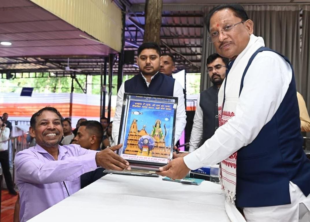जनदर्शन में अद्भुत दृश्य—भिलाई के अंकुश ने CM को भेंट की संगमरमर पर बनी प्रधानमंत्री नरेंद्र मोदी की सूक्ष्म प्रतिमा