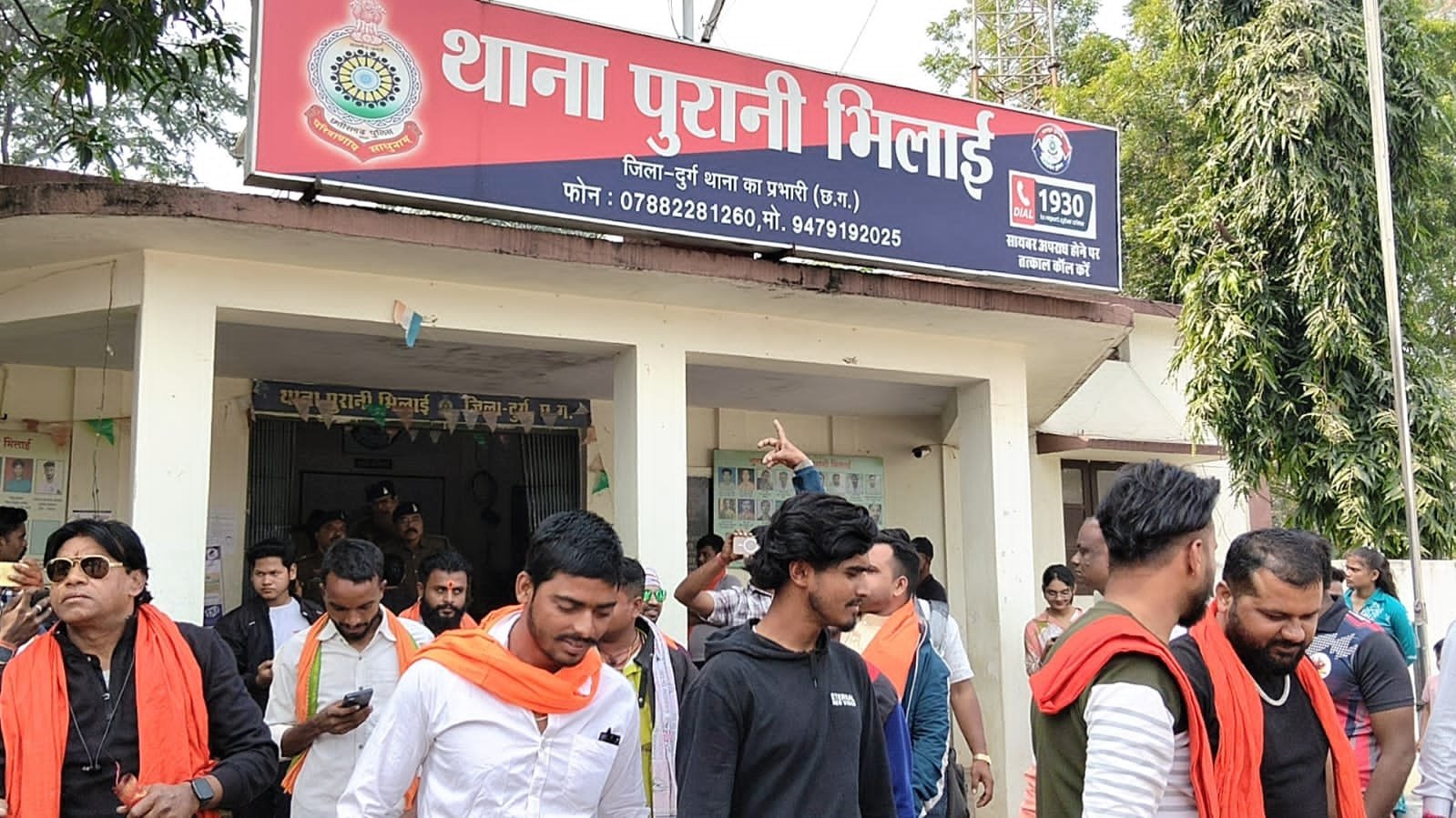 महिला के समक्ष शारीरिक संबंध बनाने आरक्षक ने रखा प्रस्ताव : SSP ने किया निलंबित महिला के समक्ष शारीरिक संबंध बनाने आरक्षक ने रखा प्रस्ताव : SSP ने किया निलंबित