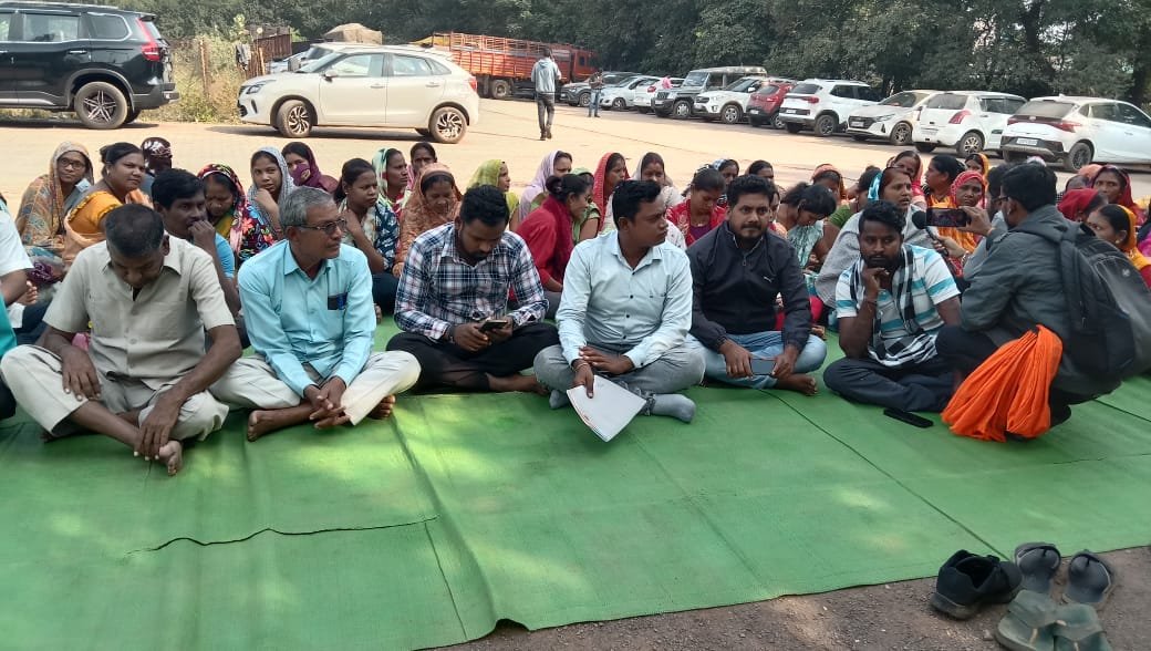 भाजपा पार्षद दल के संचेतक व पार्षद जमीन पर बैठे पुरानी भिलाई थाना परिसर में