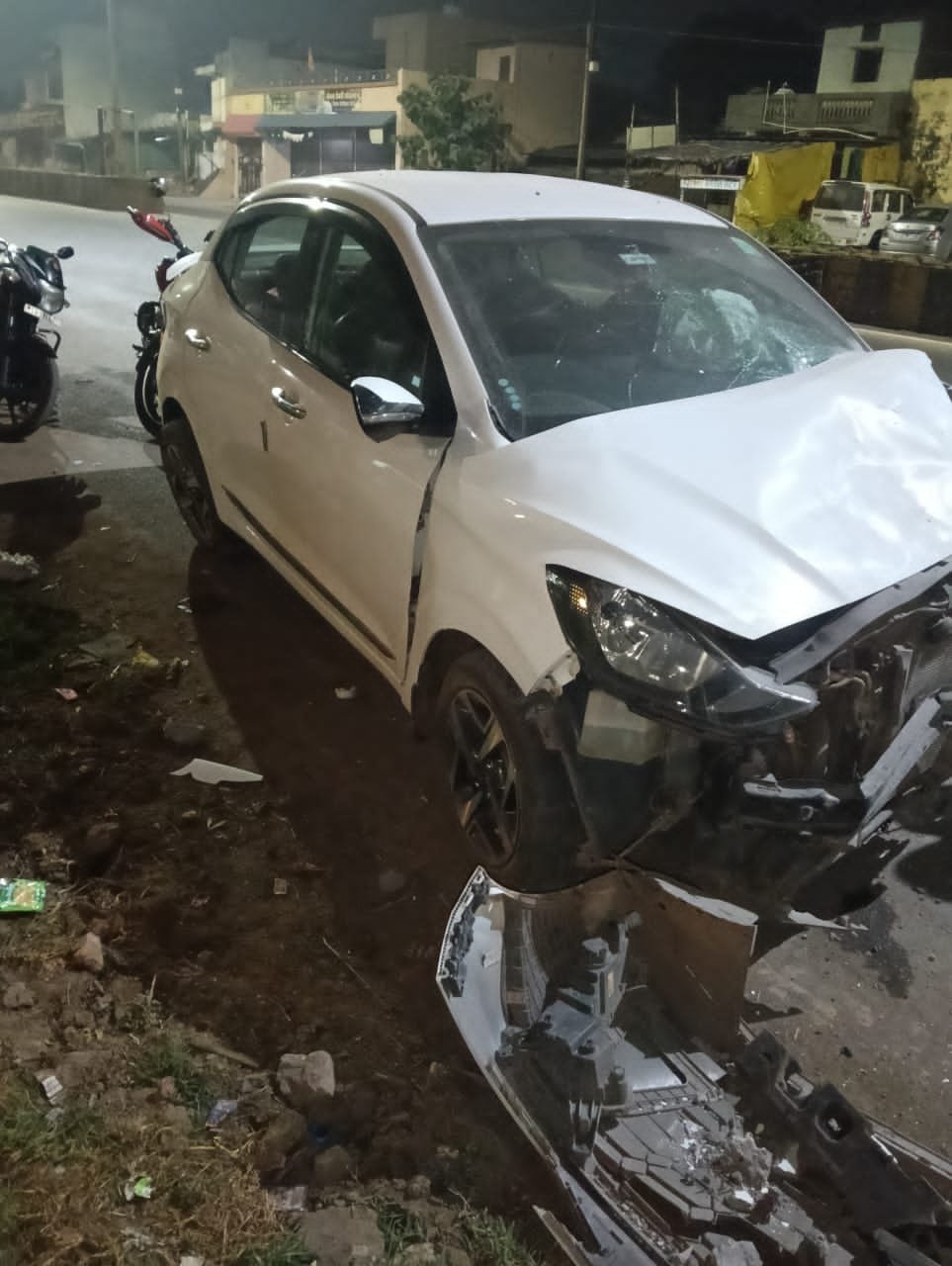 Durg Accident : तेज रफ्तार कार अनियंत्रित हो जा घुसी घर में, कार चालक घायल Durg Accident : तेज रफ्तार कार अनियंत्रित हो जा घुसी घर में, कार चालक घायल