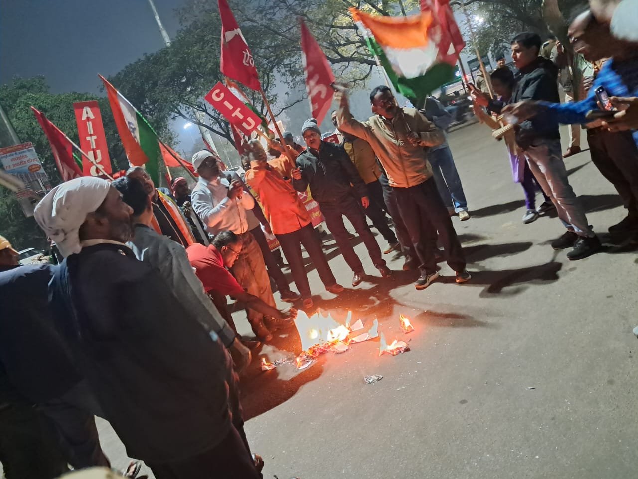 संयुक्त ट्रेड यूनियन ने श्रम कोड की जलाई प्रतियां, केंद्र सरकार के खिलाफ की नारेबाजी