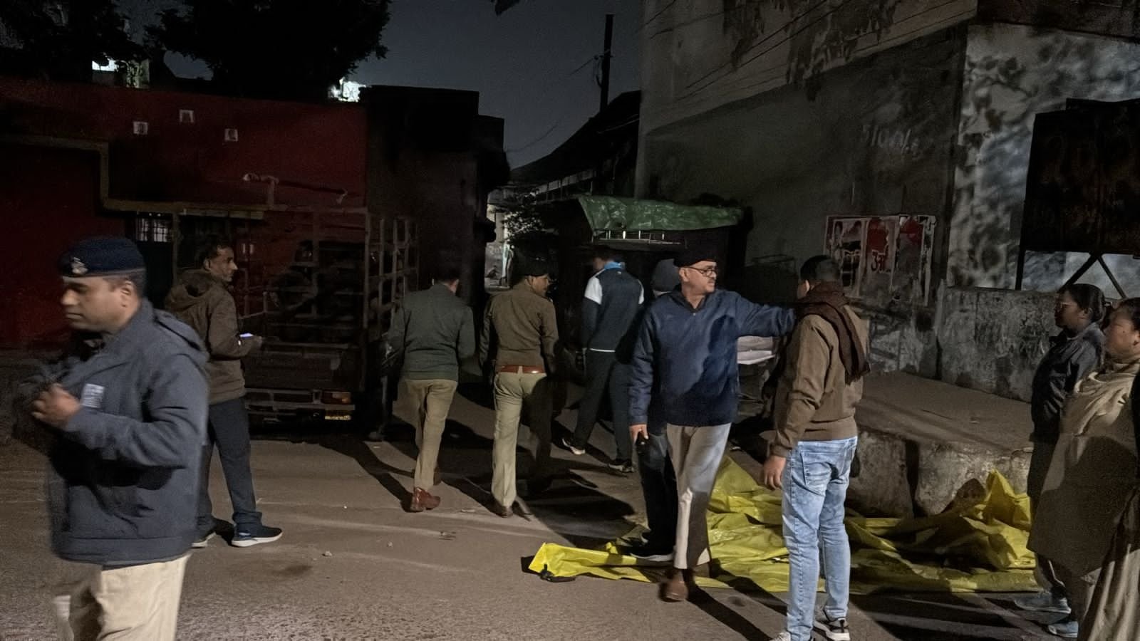 तीन घंटे विशेष अभियान चलाकर 300 घरों में दुर्ग पुलिस ने दी दबिश तीन घंटे विशेष अभियान चलाकर 300 घरों में दुर्ग पुलिस ने दी दबिश