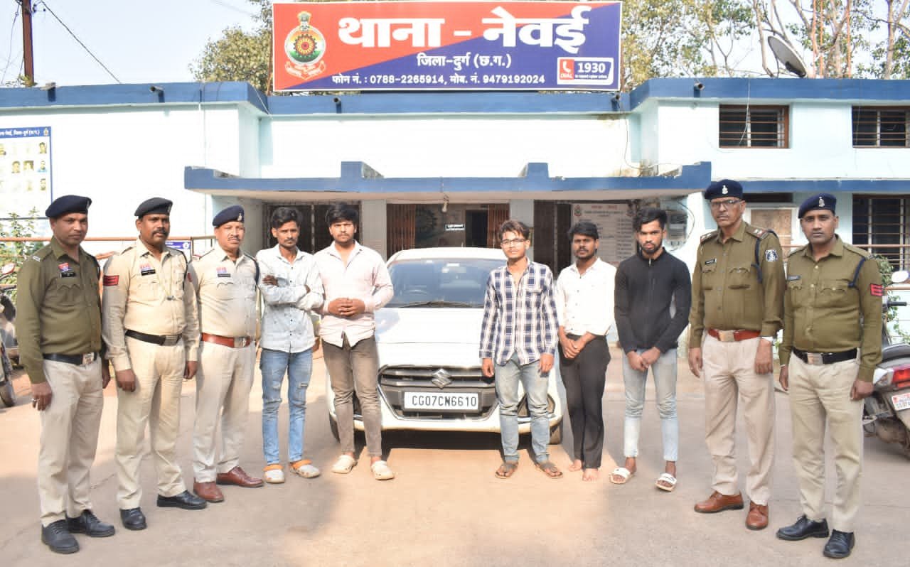 कार में खड़े होकर कर रहे थे स्टंट, सोशल मीडिया में वीडियो हुआ वायरल कार में खड़े होकर कर रहे थे स्टंट, सोशल मीडिया में वीडियो हुआ वायरल
