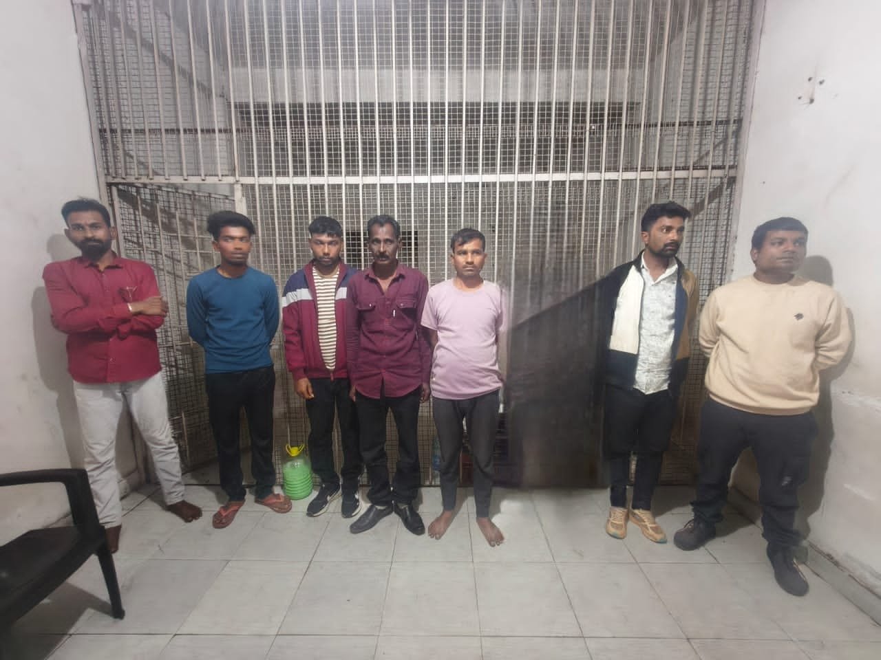 भिलाई: स्ट्रीट लाइट की रोशनी में चल रहा था जुआ, पुलिस ने सात आरोपियों को दबोचा