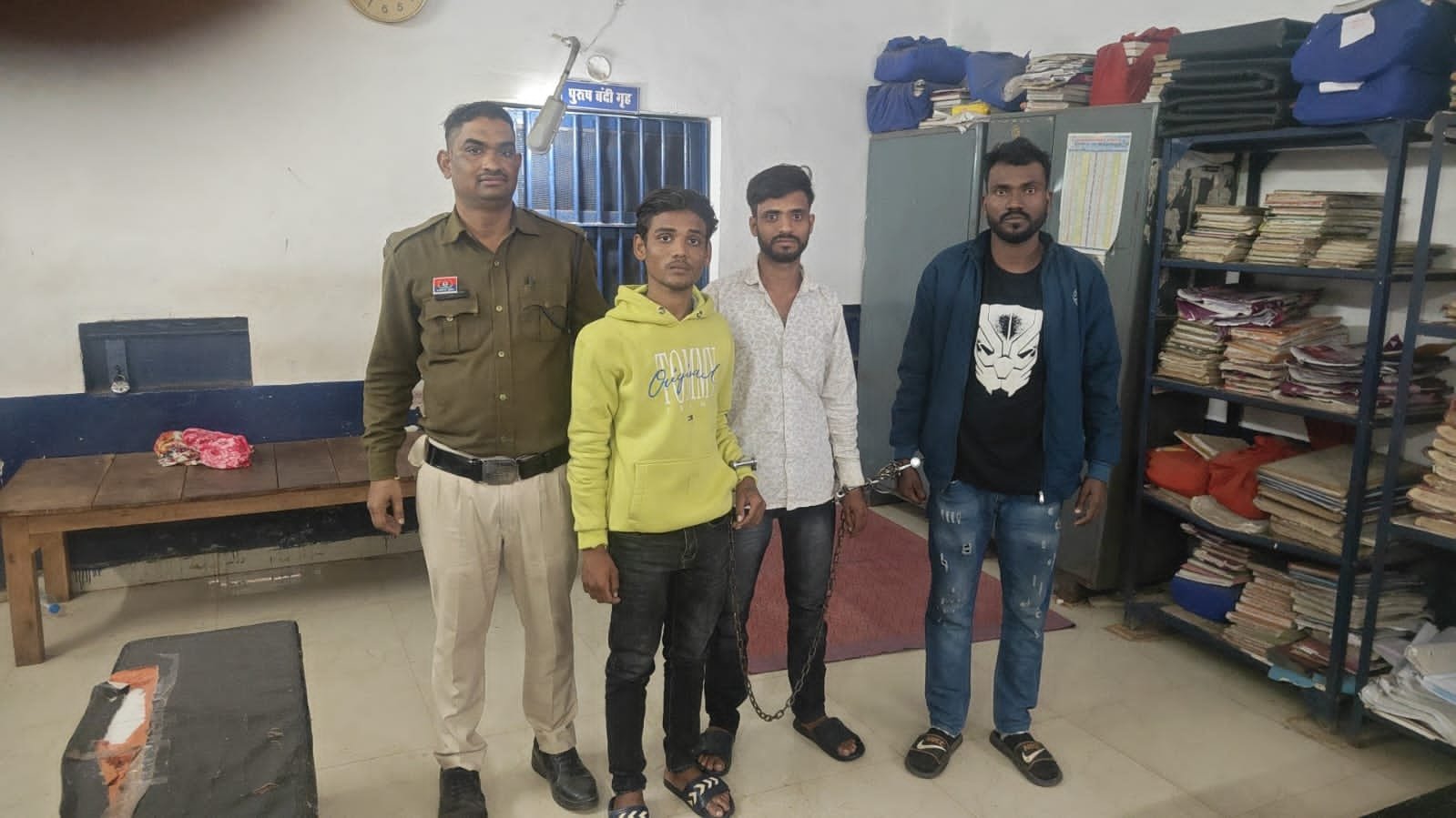 सड़क पर बर्थडे सेलिब्रेशन, बाइक में रख चाकू से काटा केक, मार्ग किया अवरुद्ध सड़क पर बर्थडे सेलिब्रेशन, बाइक में रख चाकू से काटा केक, मार्ग किया अवरुद्ध