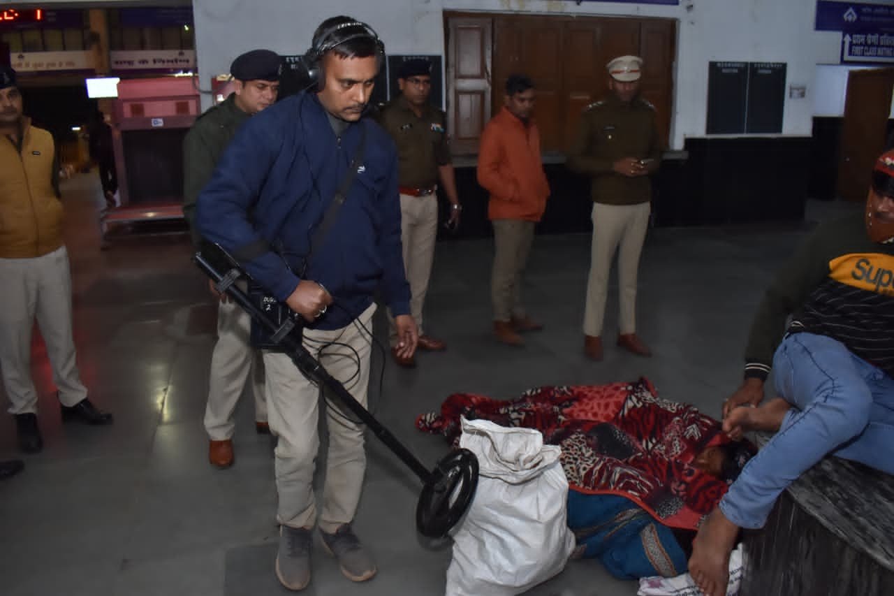 दुर्ग पुलिस अलर्ट मोड पर : रेलवे स्टेशन व बस स्टैंड में की बीडीएस चेकिंग