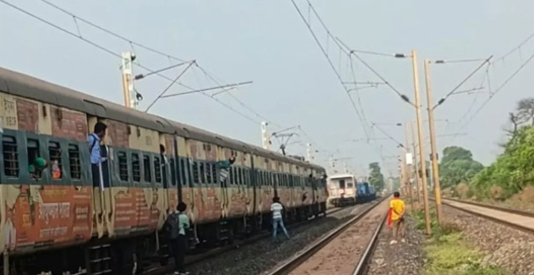 हादसे के दो दिन बाद एक ही ट्रैक पर तीन ट्रेनें देख घबराए यात्री