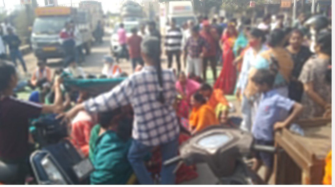 पानी भरे गहरे गड्ढे में डुबने से दो बच्चों की मौत, आक्रोशित लोगों ने किया रिंग रोड जाम पानी भरे गहरे गड्ढे में डुबने से दो बच्चों की मौत, आक्रोशित लोगों ने किया रिंग रोड जाम