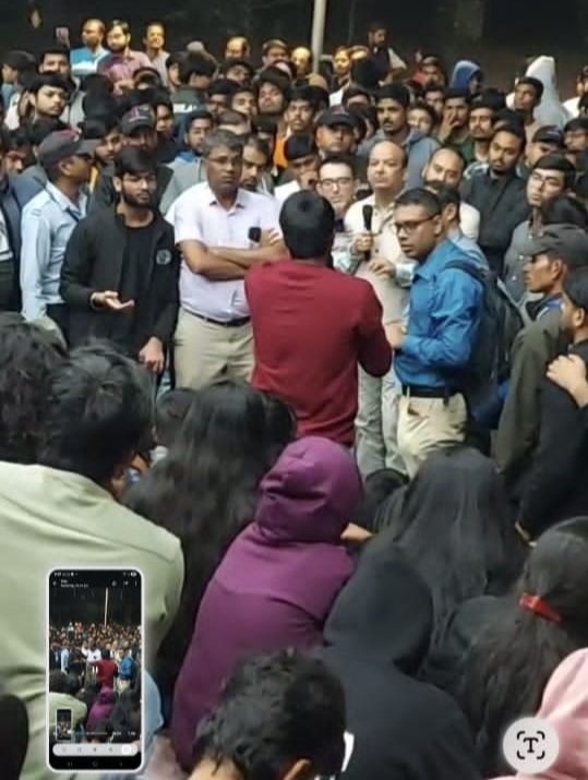 स्टूडेंट की मौत के बाद IIT भिलाई कैंपस में देर रात जमकर हंगामा, मेडिकल अफसर सस्पेंड