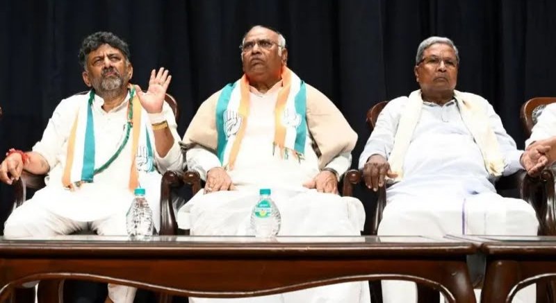कर्नाटक में सिद्धारमैया और शिवकुमार के बीच शब्दों में वार पलटवार, गहराया संकट कर्नाटक में सिद्धारमैया और शिवकुमार के बीच शब्दों में वार पलटवार, गहराया संकट