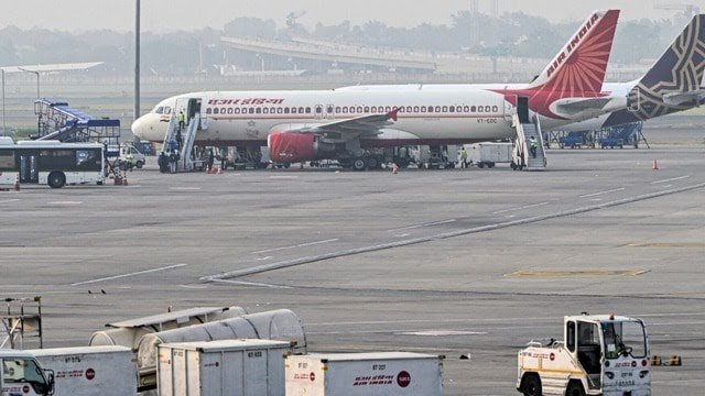 दिल्ली एयरपोर्ट पर ATC सिस्टम में खराबी, 100 से ज्यादा फ्लाइट लेट; यात्री अटके