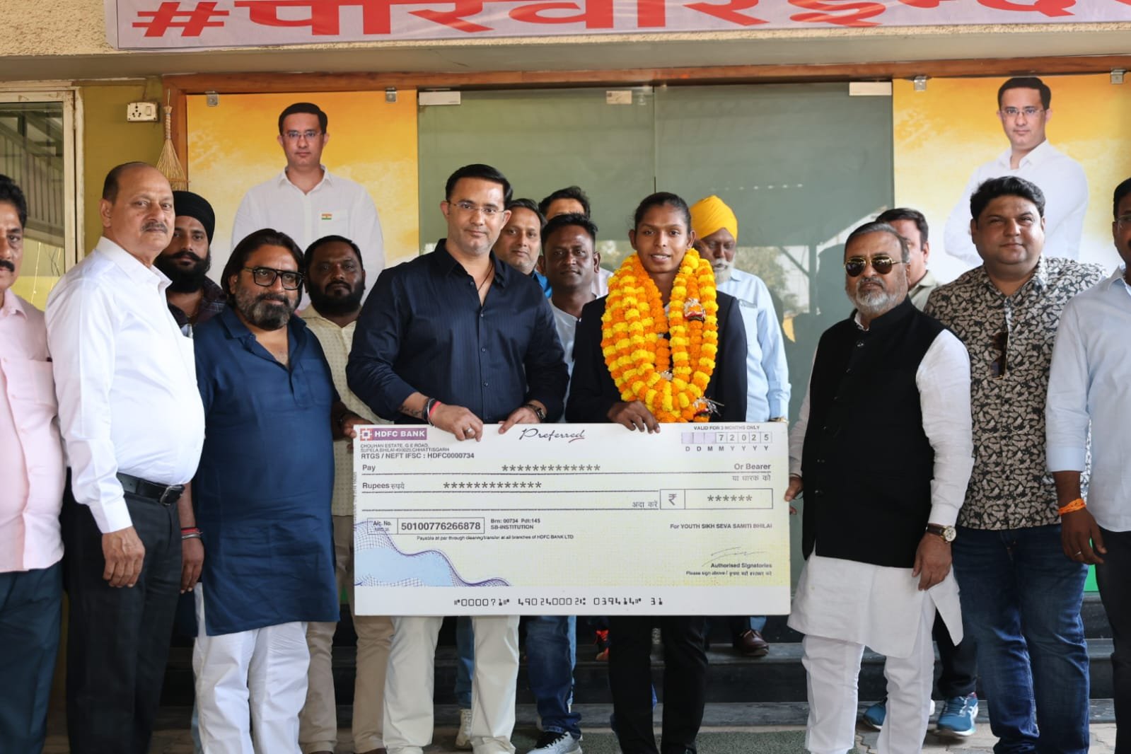 छत्तीसगढ़ की गौरव बेटी संजू देवी का HTC ऑफिस में इंद्रजीत सिंग ने किया सम्मान