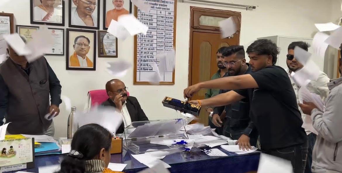 कल्याण कॉलेज प्राचार्य को जूते की माला पहनाने का प्रयास : पूर्व छात्रों के खिलाफ FIR कल्याण कॉलेज प्राचार्य को जूते की माला पहनाने का प्रयास : पूर्व छात्रों के खिलाफ FIR