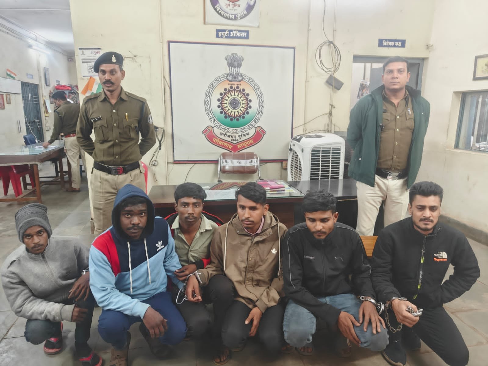 दुर्ग पुलिस ने नशे के सौदागर 6 आरोपियों को पकड़ा, साढे 3 लाख की नशीली दवाइयां जप्त दुर्ग पुलिस ने नशे के सौदागर 6 आरोपियों को पकड़ा, साढे 3 लाख की नशीली दवाइयां जप्त