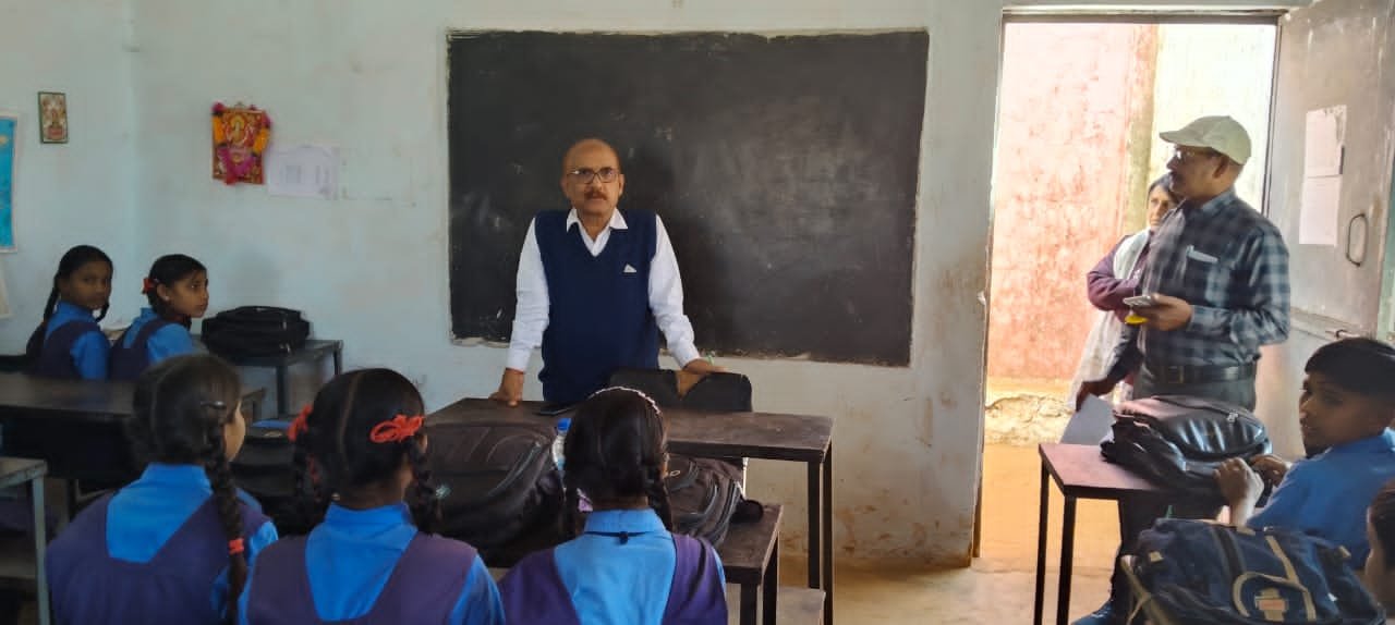 स्कूल का नहीं खुला था ताला, अचानक पहुंचे DEO ने प्राचार्य व स्टाफ को थमाया नोटिस स्कूल का नहीं खुला था ताला, अचानक पहुंचे DEO ने प्राचार्य व स्टाफ को थमाया नोटिस