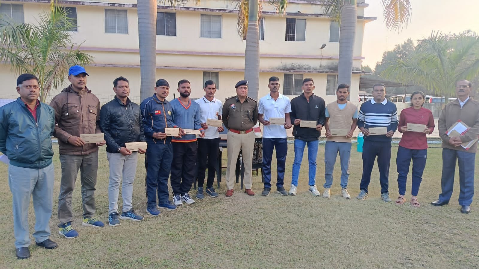 दुर्ग रेंज में आरक्षक भर्ती 2024 : 18 चयनित अभ्यर्थियों को SSP ने सौपे नियुक्ति पत्र दुर्ग रेंज में आरक्षक भर्ती 2024 : 18 चयनित अभ्यर्थियों को SSP ने सौपे नियुक्ति पत्र