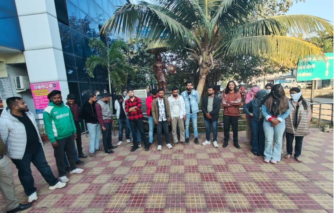CG News : देर रात फार्म हाउस में रेव पार्टी 15 युवक एवं सात युवतियां गिरफ्तार CG News : देर रात फार्म हाउस में रेव पार्टी 15 युवक एवं सात युवतियां गिरफ्तार