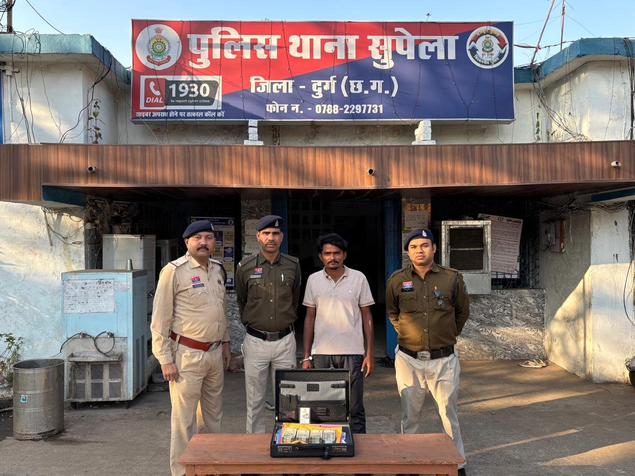 भिलाई में ब्रीफकेस बदलकर सुरक्षा गार्ड ने उड़ाए 2 लाख, मलिक को लगाया चूना