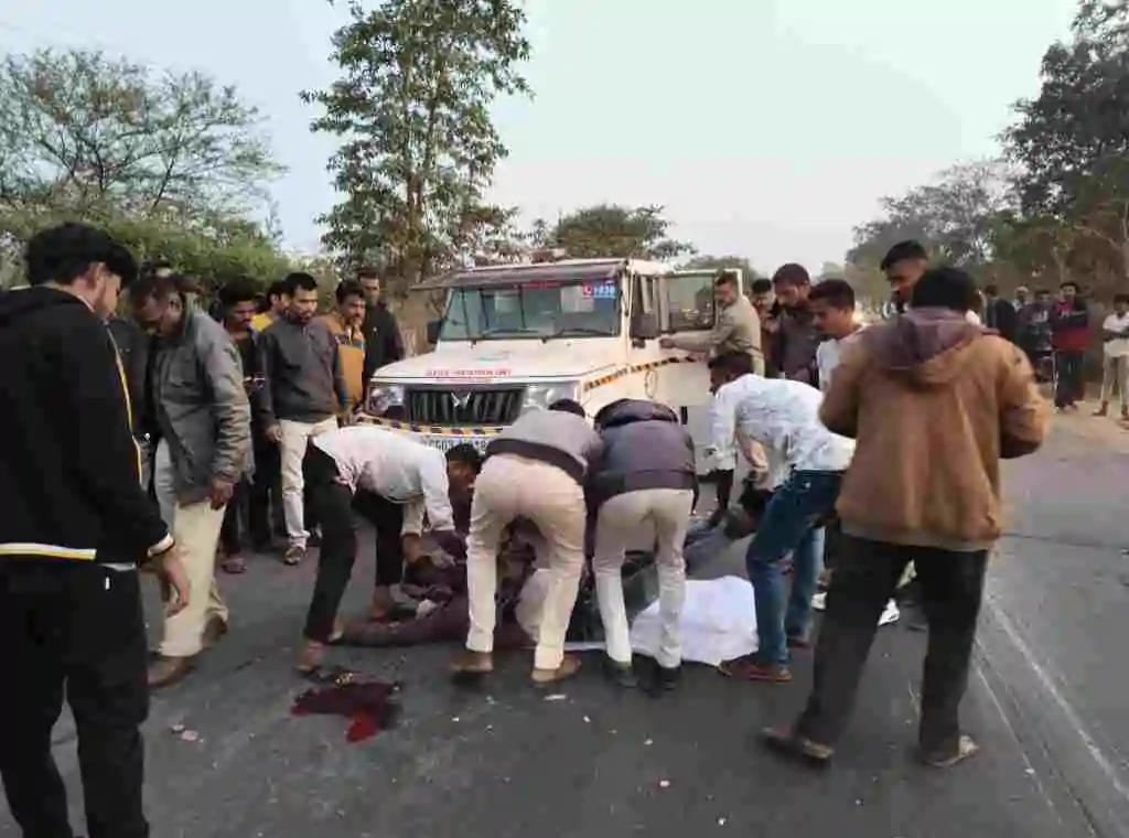 दुर्ग में तेज रफ्तार सवारी बस ने बाइक को मारी ठोकर, समिति कर्मचारियों की मौत