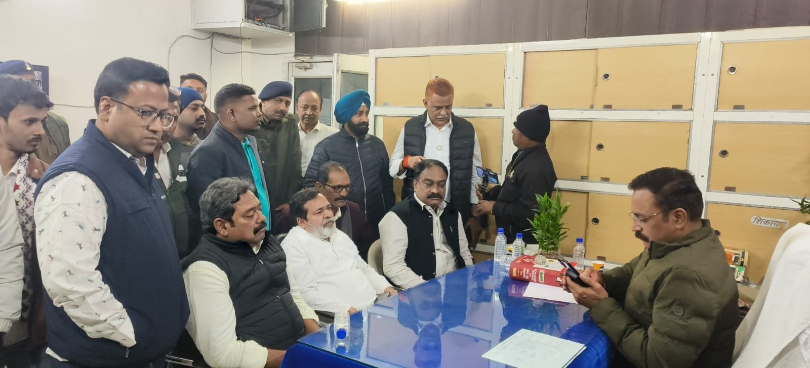 पूर्व मुख्यमंत्री की गिरफ्तारी को ले सर्वे 6 को पकड़ा कांग्रेसजनों ने, किया भट्टी पुलिस के सुपुर्द
