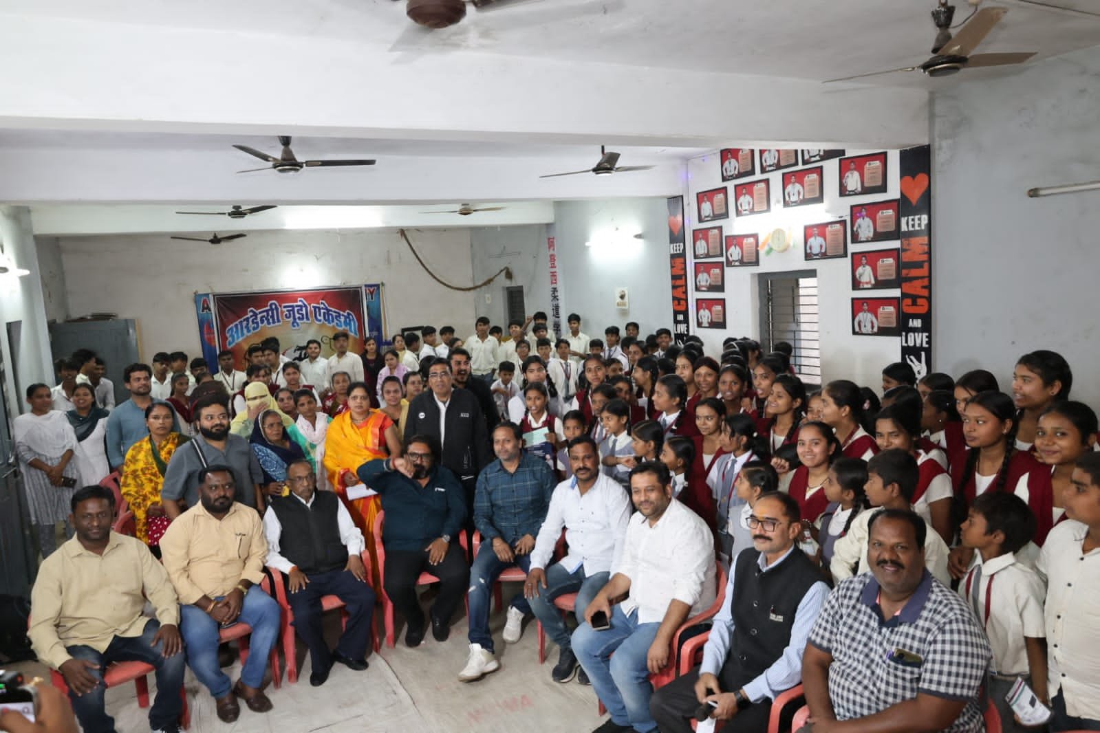 सर्व समाज कल्याण समिति ने बढ़ाया मदद का हाथ, 11 विद्यार्थियों को दी गई छात्रवृत्ति