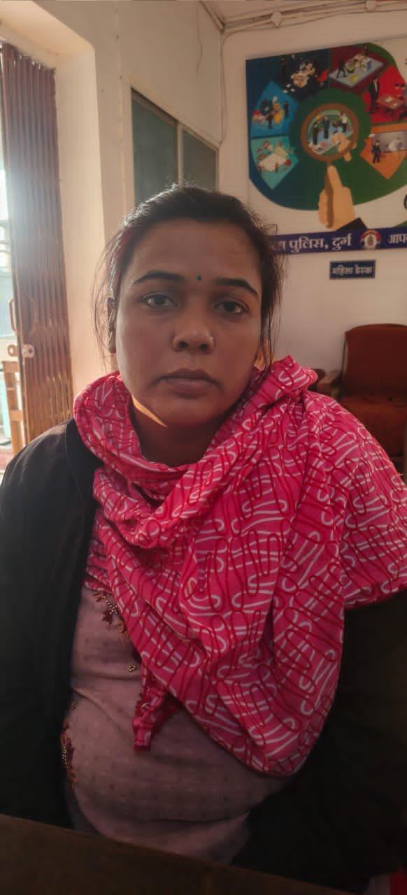 महिला चोर को पकड़ा नेवई पुलिस ने, 45000 के सोने के टॉप्स बरामद