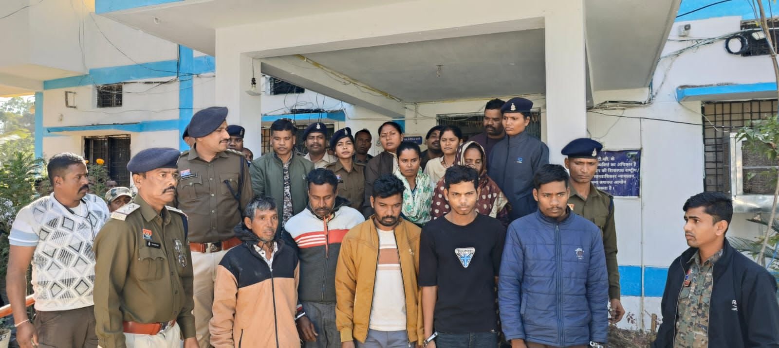 गुमशुदगी की गुत्थी सुलझी: पत्नी-बेटे की हत्या कर नदी-तालाब में फेंके शव,