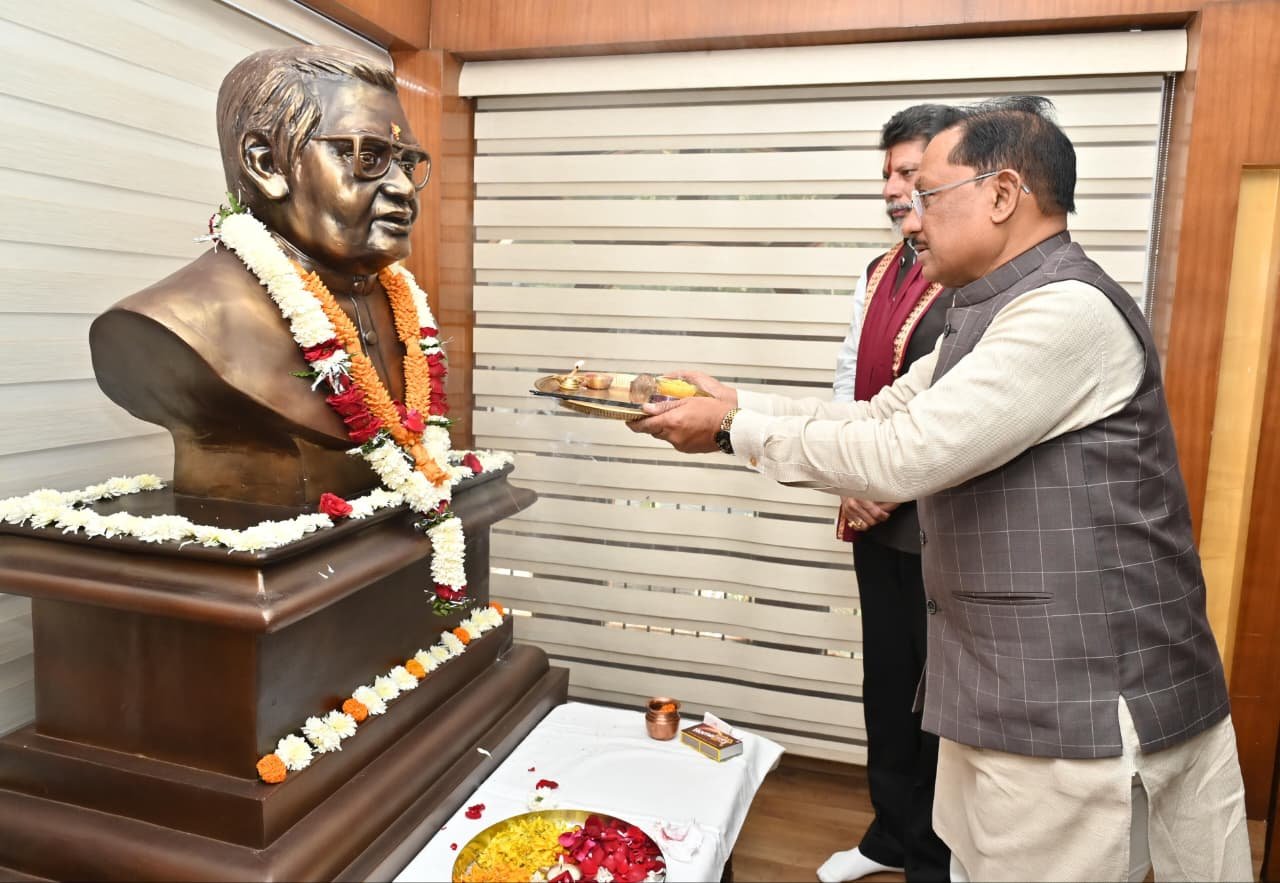 CM साय ने भारत रत्न अटल बिहारी वाजपेयी की प्रतिमा पर माल्यार्पण कर दी श्रद्धांजलि