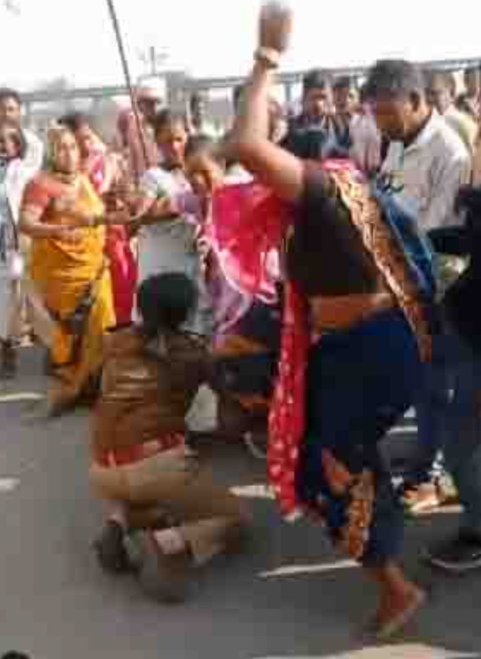 रायगढ़ में आंदोलनकारी एवं पुलिस के मध्य हिंसक झड़प, महिला TI को लात मारी