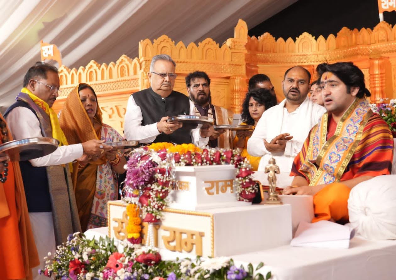 दिव्य दरबार में सैकड़ों फरियादियों ने कष्ट निवारण के लिए लगाई अर्जी कथा वाचक पं. धीरेंद्र शास्त्री ने किया निवारण.. दिव्य दरबार में सैकड़ों फरियादियों ने कष्ट निवारण के लिए लगाई अर्जी कथा वाचक पं. धीरेंद्र शास्त्री ने किया निवारण..