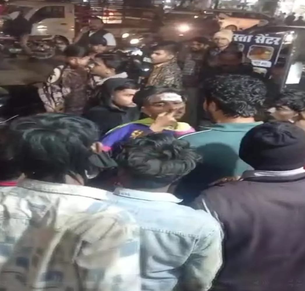 CG News : कुत्ते के सूंघे समोसे को वापस ट्रे में रखने को लेकर जमकर बवाल