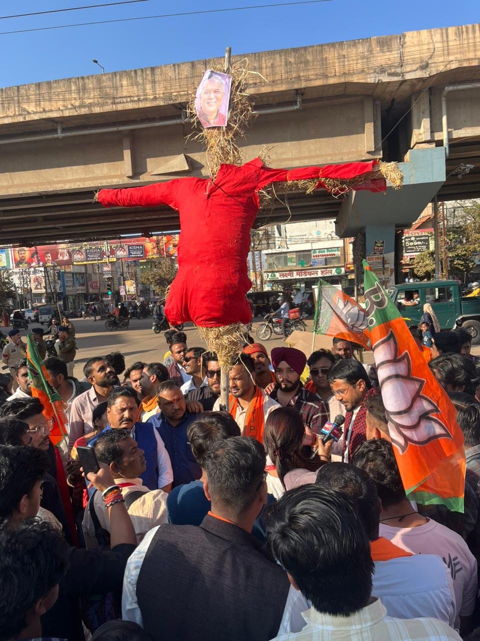 सनातन व साधु संतों का अपमान : पूर्व मुख्यमंत्री भूपेश का पुतला फूंका BJYM ने