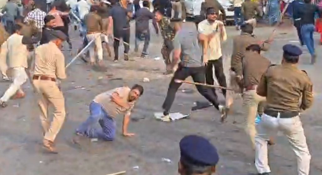 प्रदर्शनकारी जमीन कारोबारियों पर पुलिस ने भांजी लाठी , दौड़ा-दौड़ा कर पीटा