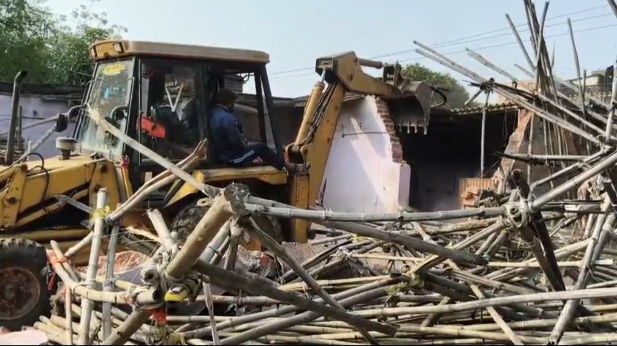 इवेंट प्लानर पर गोली चलाने वाले आरोपी के अवैध कब्जे पर चला बुलडोजर
