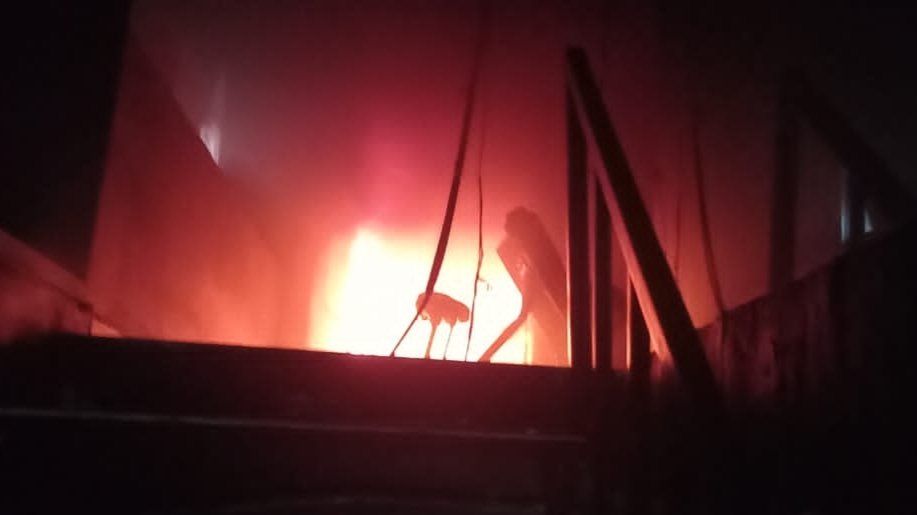 Durg में तीसरे माले स्थित फिटनेस सेंटर में लगी भीषण आग, लाखों का सामान जलकर राख