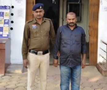 दुर्ग पुलिस के साथ 9 साल से खेल रहा था लुकाछिपी का खेल, उड़ीसा से हुआ गिरफ्तार दुर्ग पुलिस के साथ 9 साल से खेल रहा था लुकाछिपी का खेल, उड़ीसा से हुआ गिरफ्तार