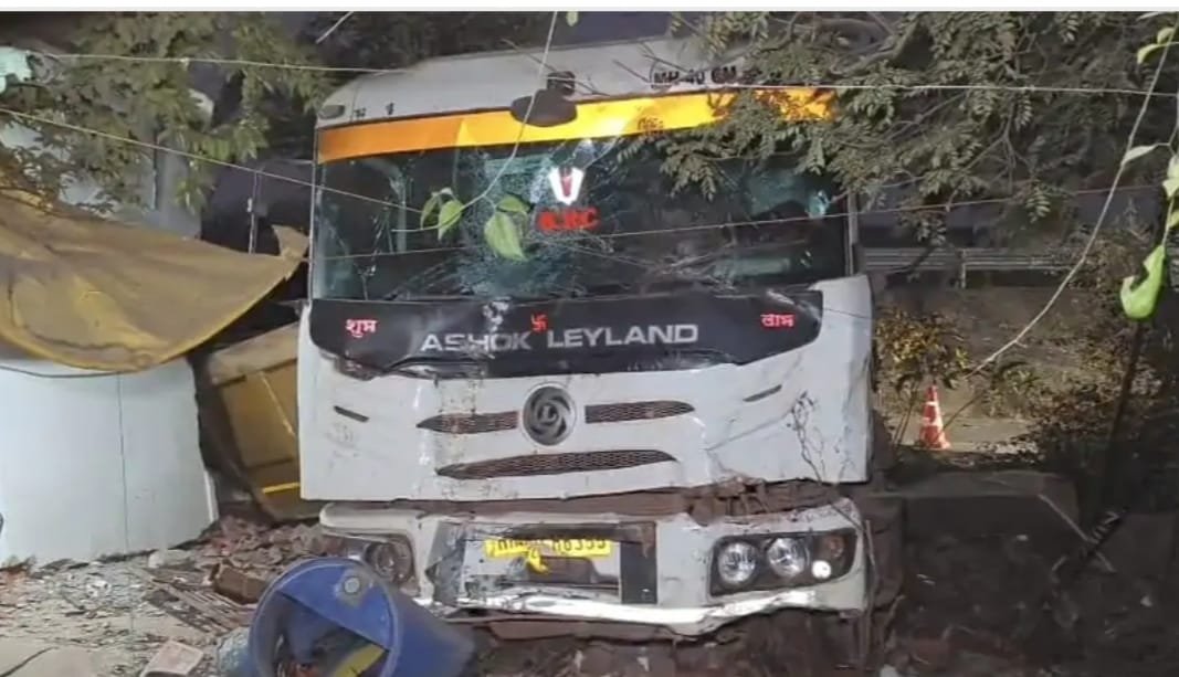 दुर्ग में बड़ा हादसा : बेकाबू ट्रक डिवाइडर तोड़ते हुए सर्विस रोड पारकर जा घुसा घर में दुर्ग में बड़ा हादसा : बेकाबू ट्रक डिवाइडर तोड़ते हुए सर्विस रोड पारकर जा घुसा घर में