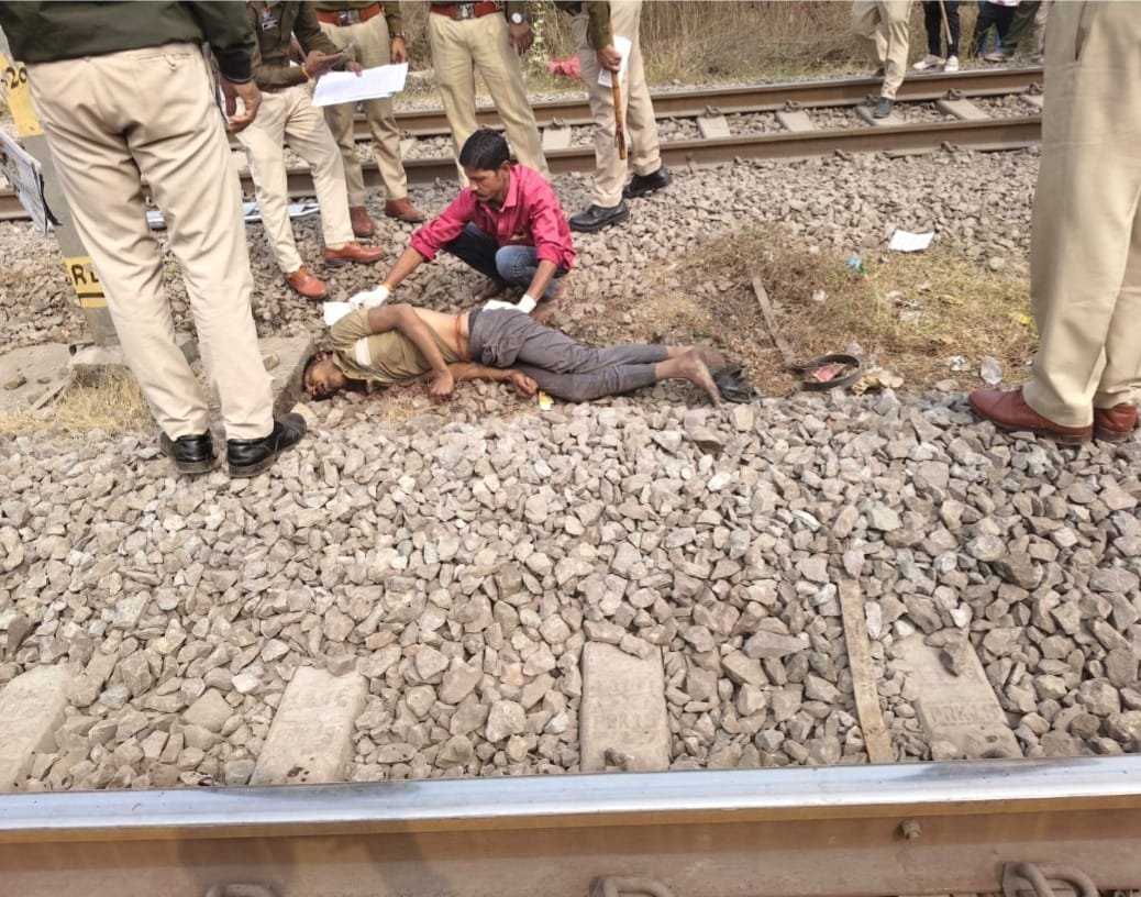 रेलवे फाटक के नीचे एक युवक की खून से लथपथ लाश मिली, सिर पर चोट के निशान रेलवे फाटक के नीचे एक युवक की खून से लथपथ लाश मिली, सिर पर चोट के निशान