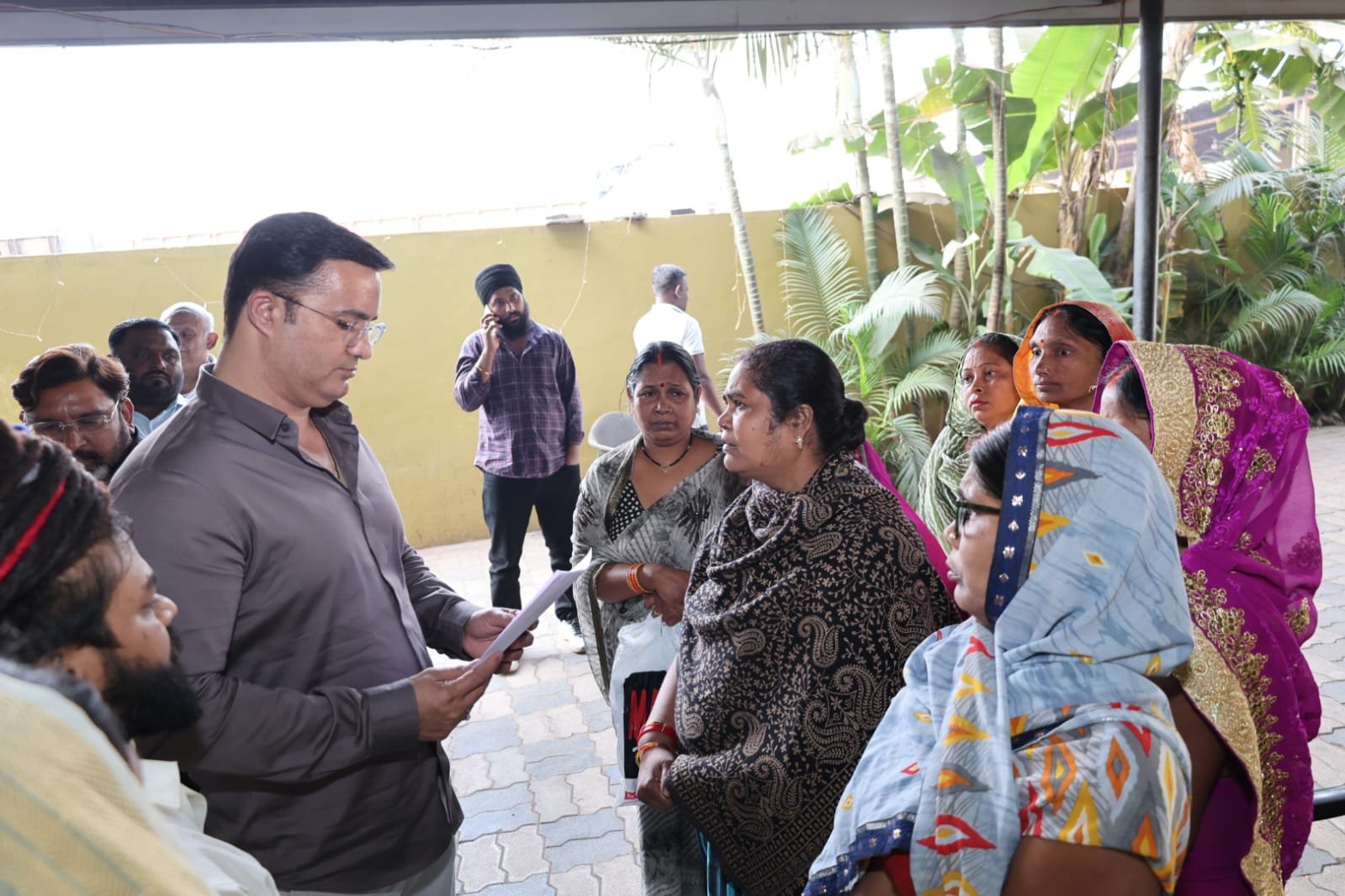 ट्रेन हादसे में घायल संध्या मांझी को सर्व समाज कल्याण समिति का सहारा ट्रेन हादसे में घायल संध्या मांझी को सर्व समाज कल्याण समिति का सहारा