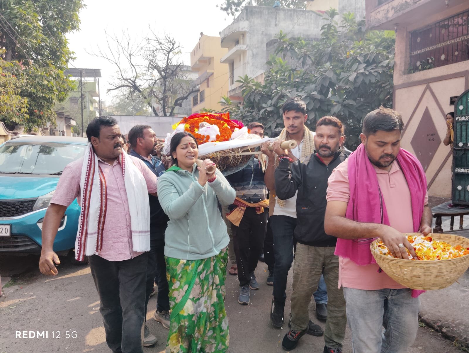 बेटी ने निभाया बेटे का धर्म: पिता की अंतिम इच्छा पूरी कर समाज को दिया समानता का संदेश बेटी ने निभाया बेटे का धर्म: पिता की अंतिम इच्छा पूरी कर समाज को दिया समानता का संदेश