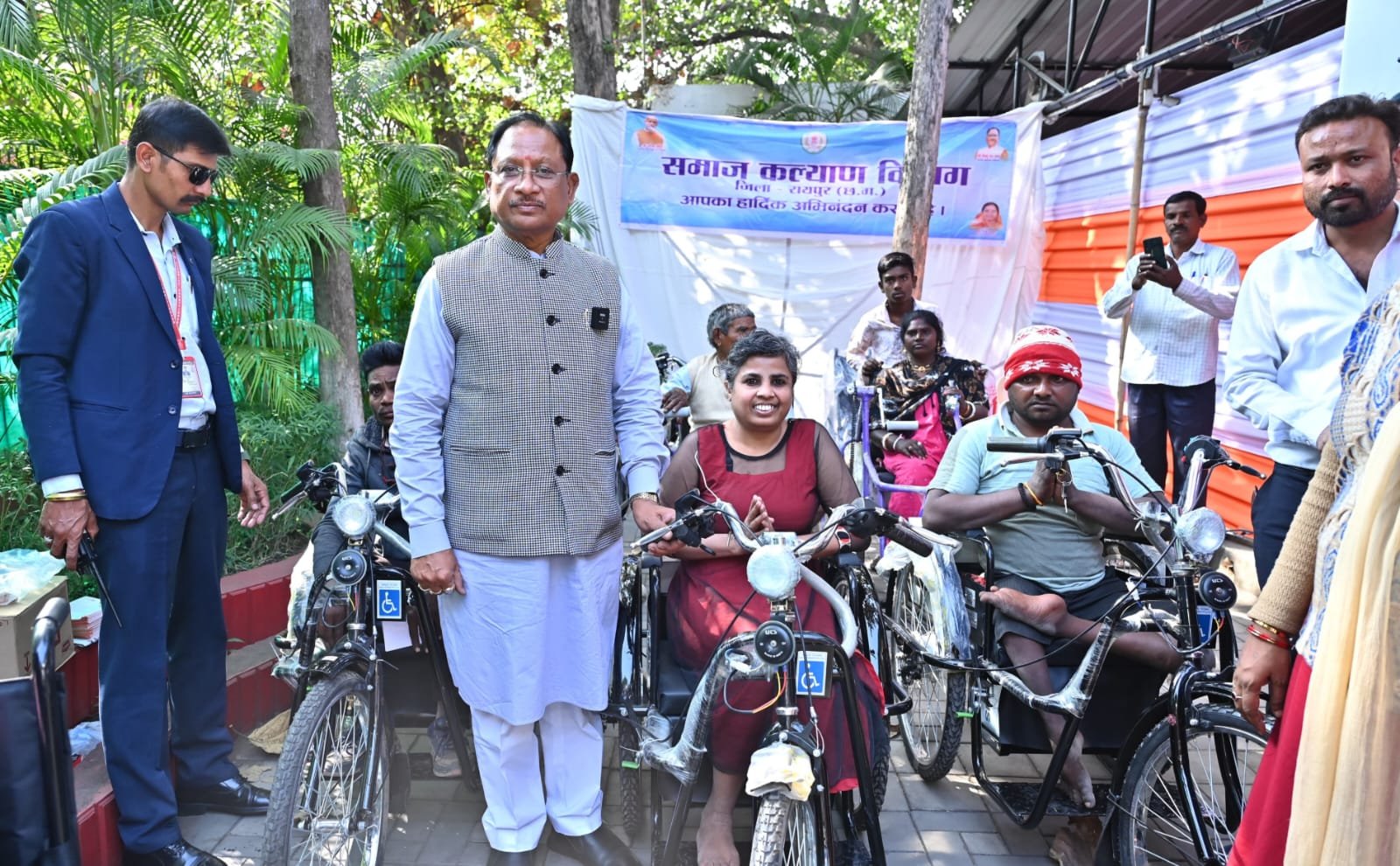 मुख्यमंत्री जनदर्शन में दिव्यांगजनों को मिली राहत, CM ने दिए बैटरी ट्राइसिकल, व्हीलचेयर व श्रवण यंत्र मुख्यमंत्री जनदर्शन में दिव्यांगजनों को मिली राहत, CM ने दिए बैटरी ट्राइसिकल, व्हीलचेयर व श्रवण यंत्र
