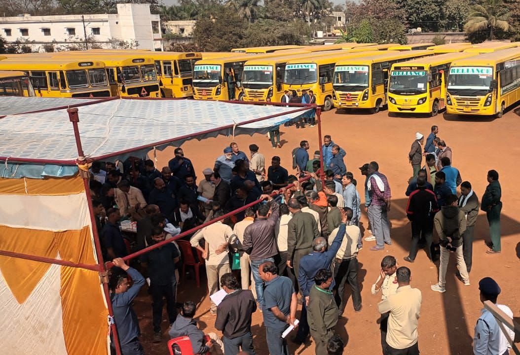 स्कूल बसों के खिलाफ कड़ा एक्शन : 65 बस मानक पर नहीं उतरी खरी