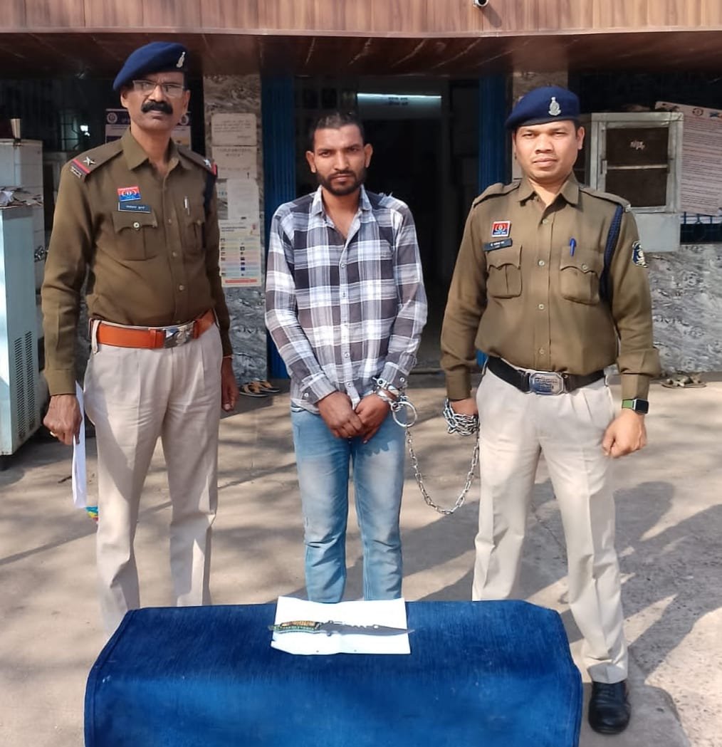 आम जगह पर चाकू लहराकर दहशत फैलाने वाला आरोपी गिरफ्तार