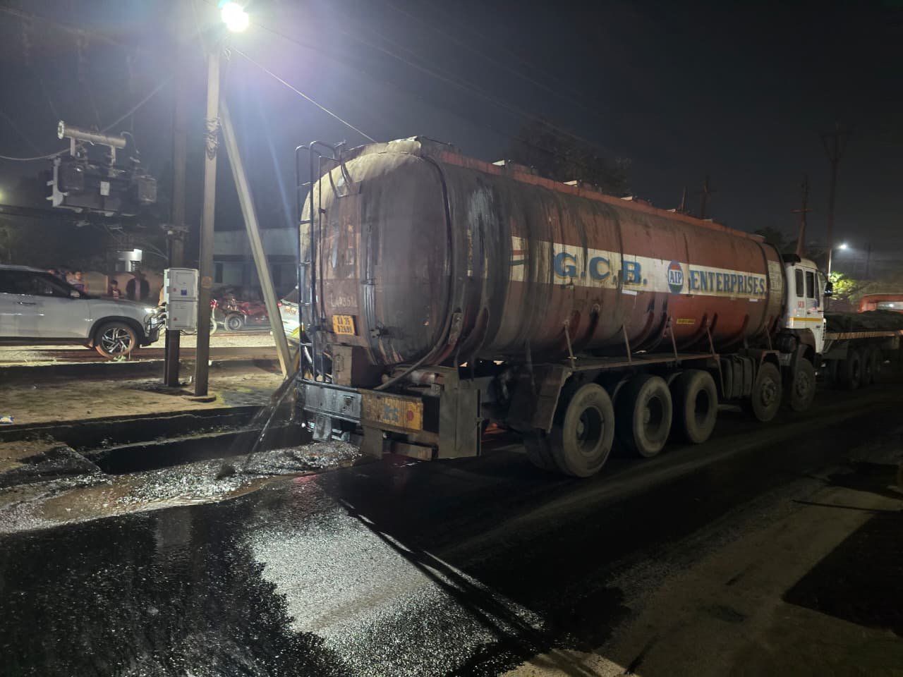 खुर्सीपार गेट के पास दो ट्रकों की टक्कर, काला ऑयल से भरे टैंकर में लीकेज खुर्सीपार गेट के पास दो ट्रकों की टक्कर, काला ऑयल से भरे टैंकर में लीकेज