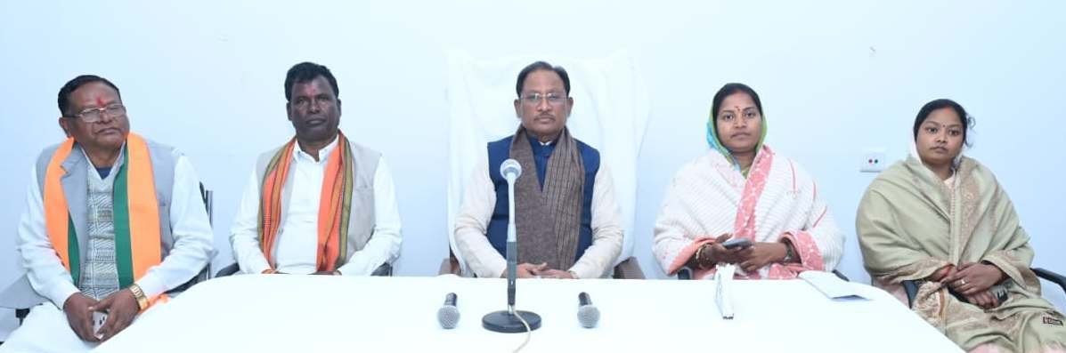 सरकार की योजनाओं का लाभ समाज के अंतिम व्यक्ति तक पहुंचाएं : CM साय