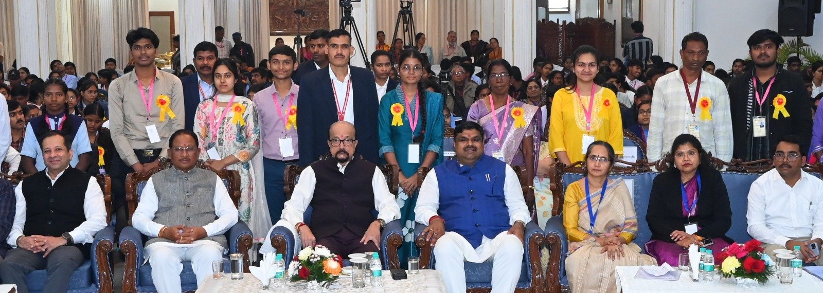 राज्यपाल रमेन डेका एवं मुख्यमंत्री विष्णुदेव साय ने 10वीं और 12वीं परीक्षा के मेधावी विद्यार्थियों को किया सम्मानित