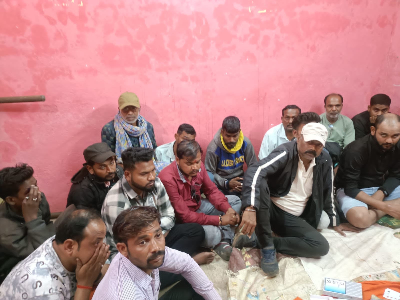 जिले से गांव में जुआ खेलने जुटे थे जुआरी, दुर्ग पुलिस की रेड में 21 गिरफ्तार जिले से गांव में जुआ खेलने जुटे थे जुआरी, दुर्ग पुलिस की रेड में 21 गिरफ्तार